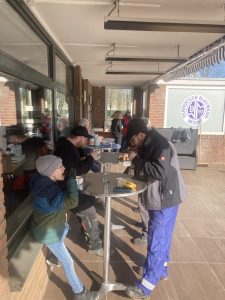 Stärkung mit Suppe und Brötchen