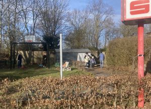 Laub kehren am Spielplatz